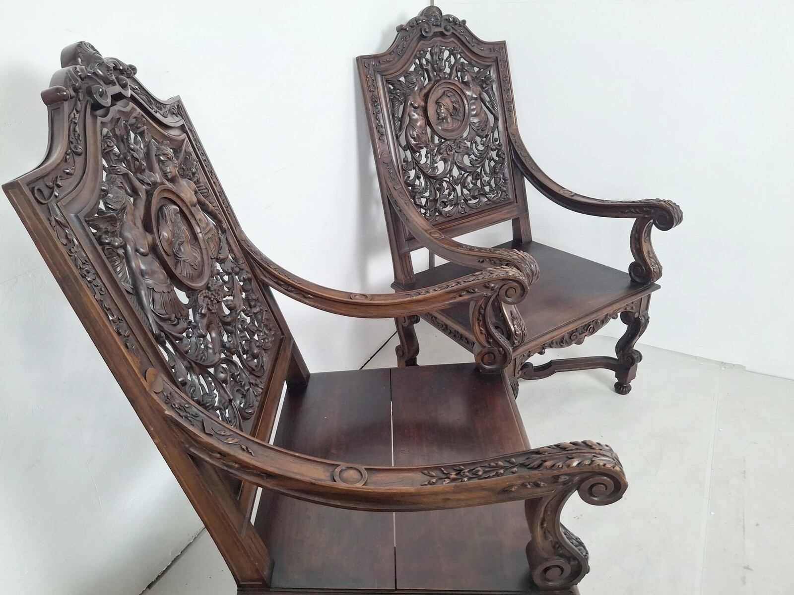 Pair of Renaissance armchairs, 19th century