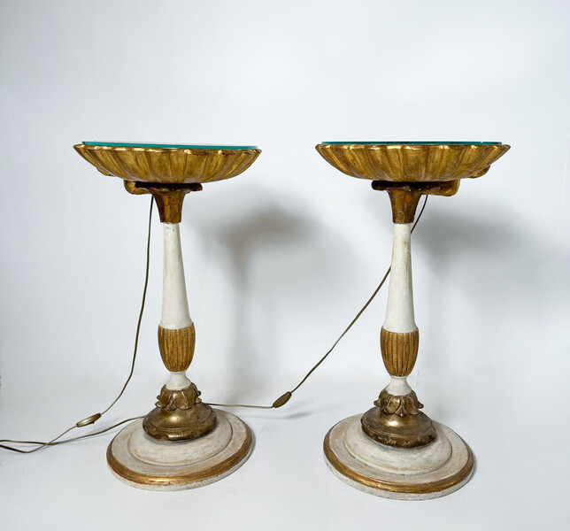 Pair of shell-shaped bedside tables, wood and glass, 1900s.