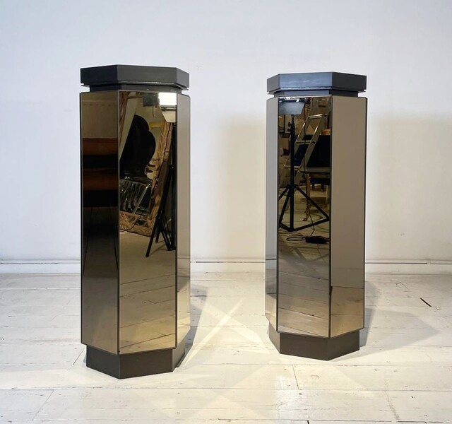 Pair of smoked glass mirror columns, black lacquered shelf from the 70s