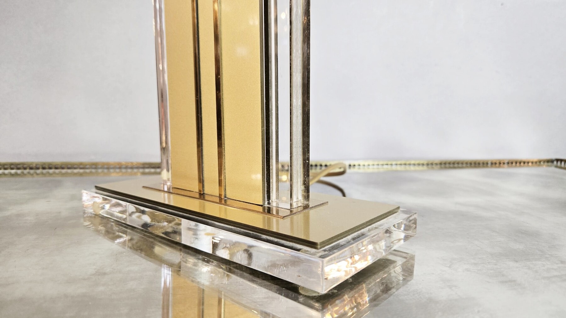 Pair of table lamps in lucite and gilded brass, 1970