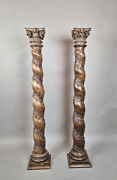 Paire de colonnes torsadées en chêne sculpté, ornées de pampres, de vignes et de grappes de raisin, surmontées de chapiteaux corinthiens, début du XVIIIe siècle