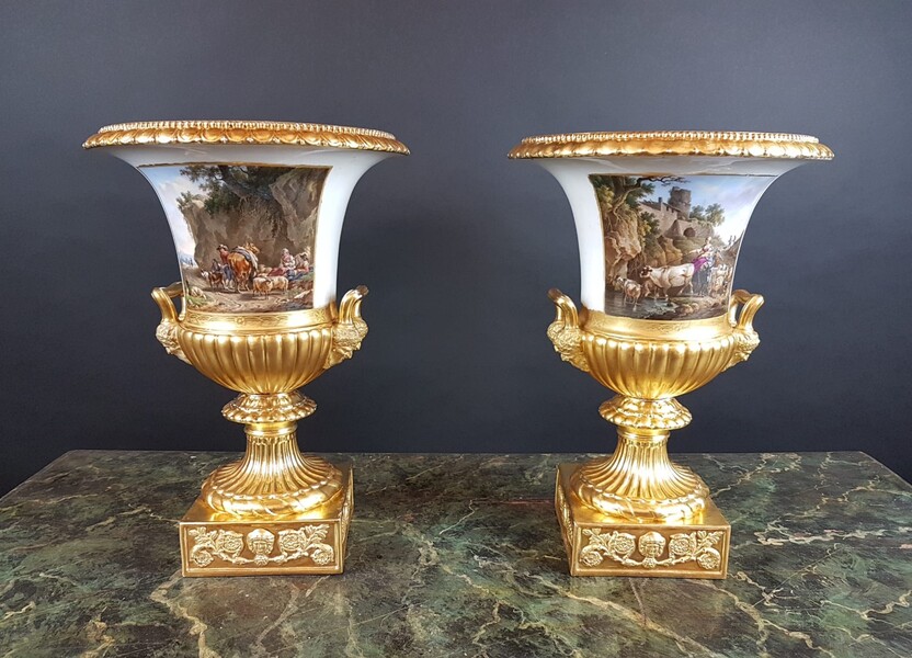 Paris 19th, pair of polychrome porcelain Medici vases