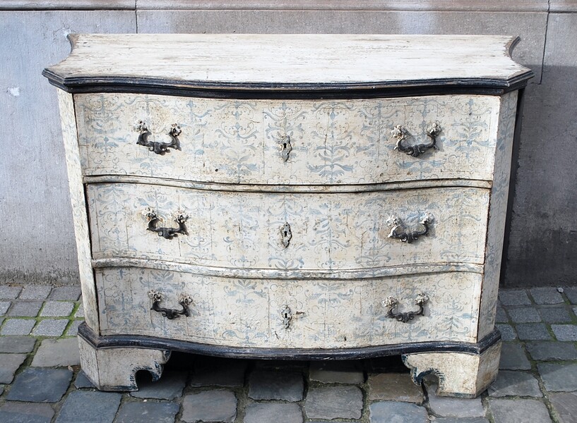  patinated chest of drawers, painted