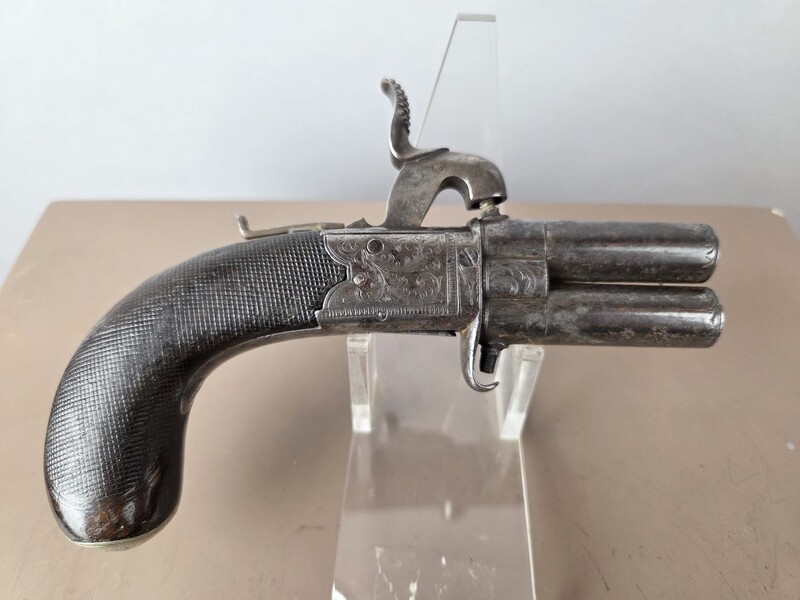 Percussion pistol with two superimposed barrels, England circa 1840, fine engravings