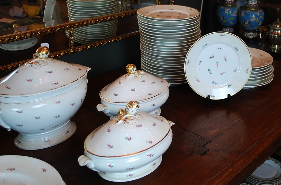 Porcelain dinner service