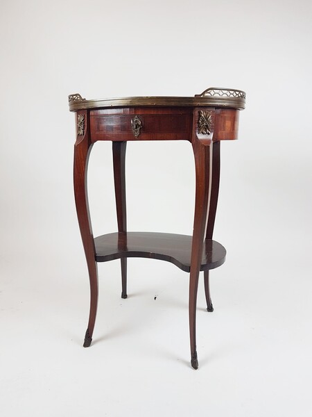 Pretty little pedestal table in wood marquetry with 1 drawer and its writing tablet in green leather. The table is surmounted by a marble (split) surrounded by an openwork brass gallery.