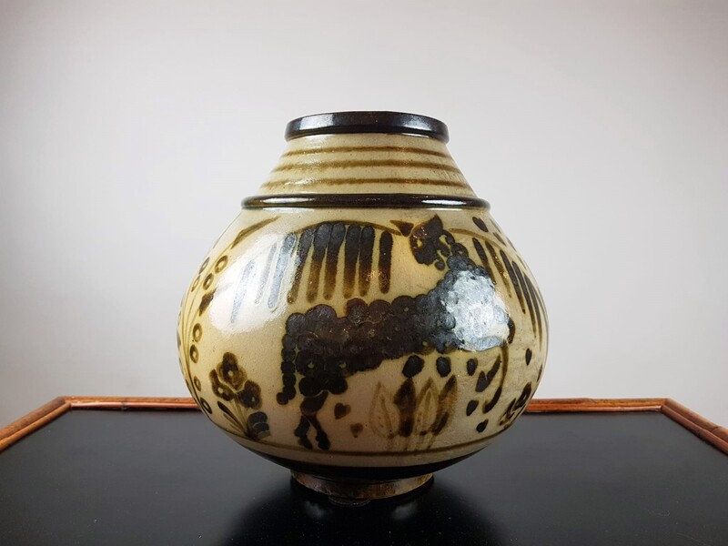 PRIMAVERA, sandstone vase decorated with stylized animals