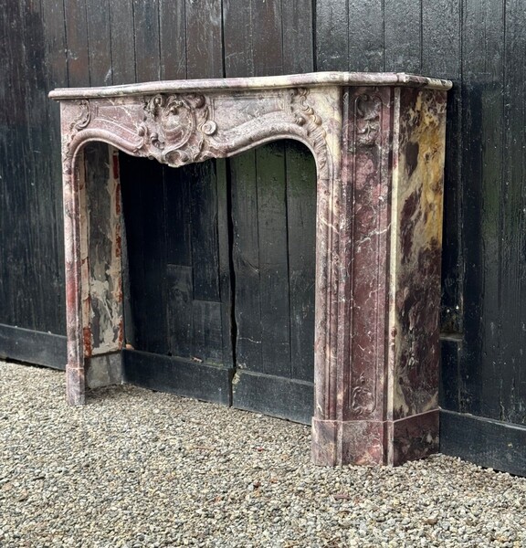 Regency fireplace in peach blossom marble. Fireplace dimensions: 94 x 116.5 cm 18th century
