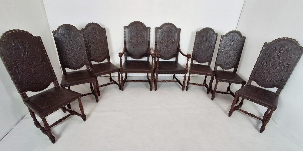 Set of 2 armchairs and 6 chairs in Renaissance style