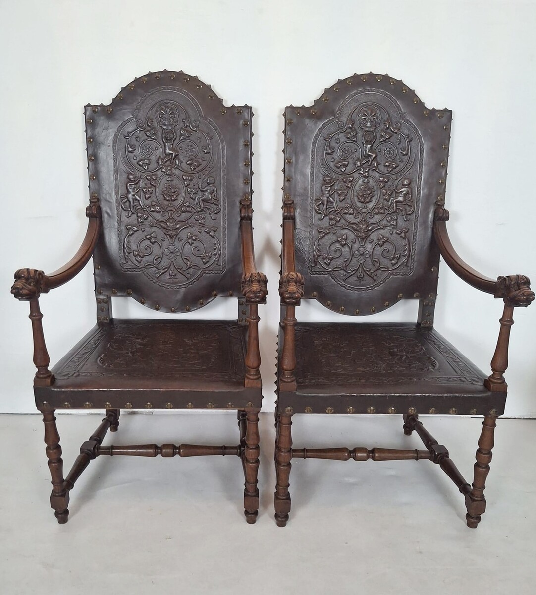 Set of 2 armchairs and 6 chairs in Renaissance style