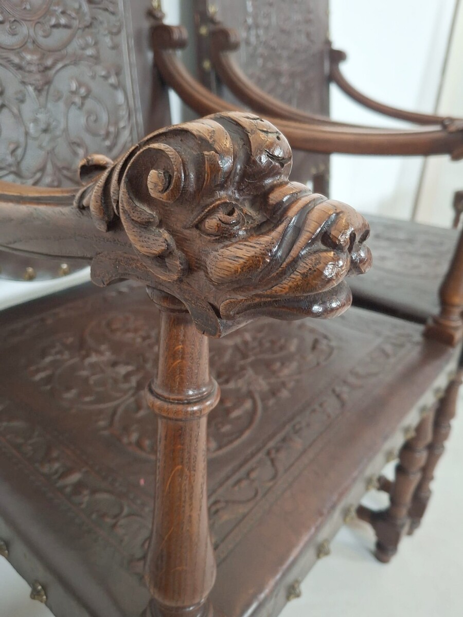 Set of 2 armchairs and 6 chairs in Renaissance style