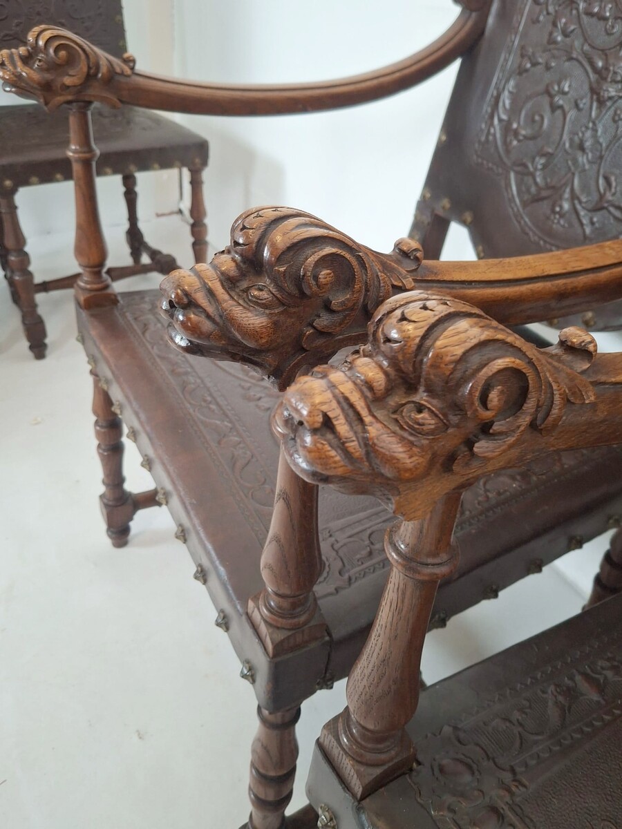 Set of 2 armchairs and 6 chairs in Renaissance style