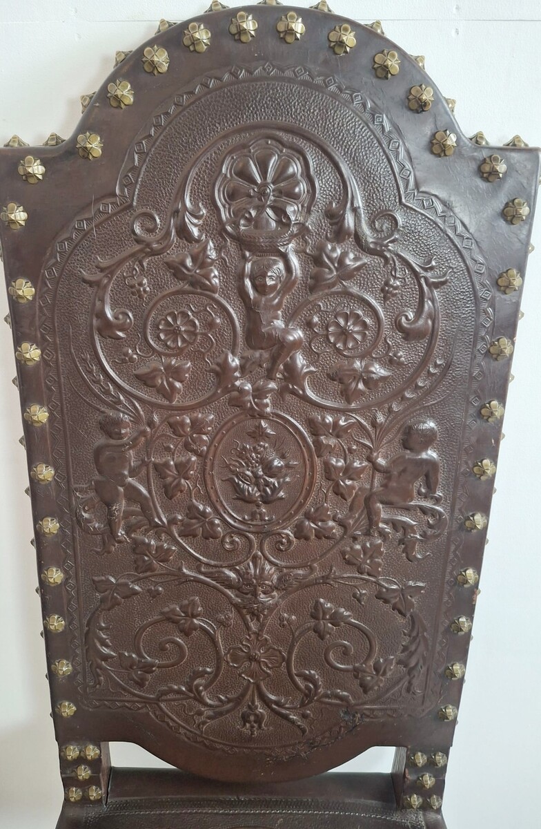 Set of 2 armchairs and 6 chairs in Renaissance style