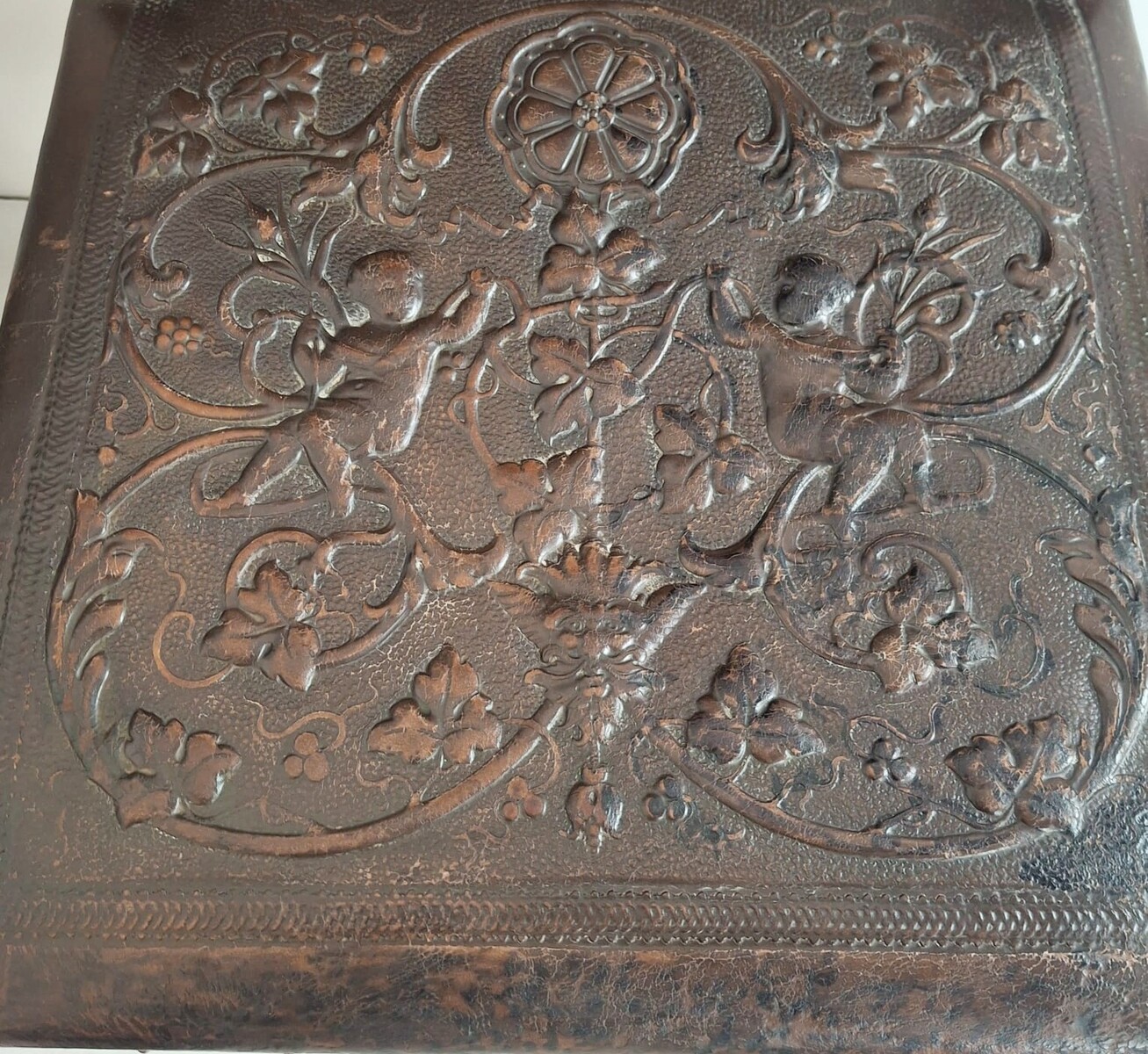 Set of 2 armchairs and 6 chairs in Renaissance style