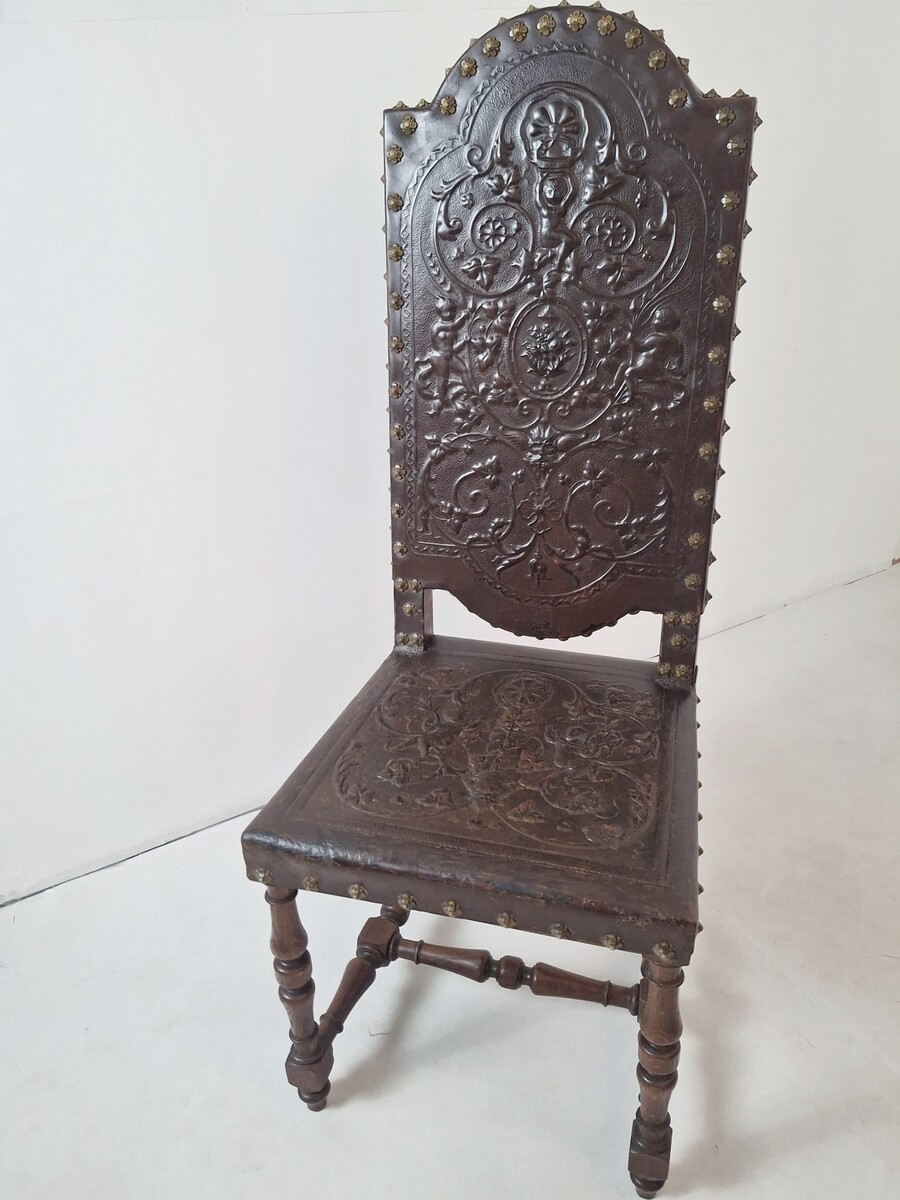 Set of 2 armchairs and 6 chairs in Renaissance style