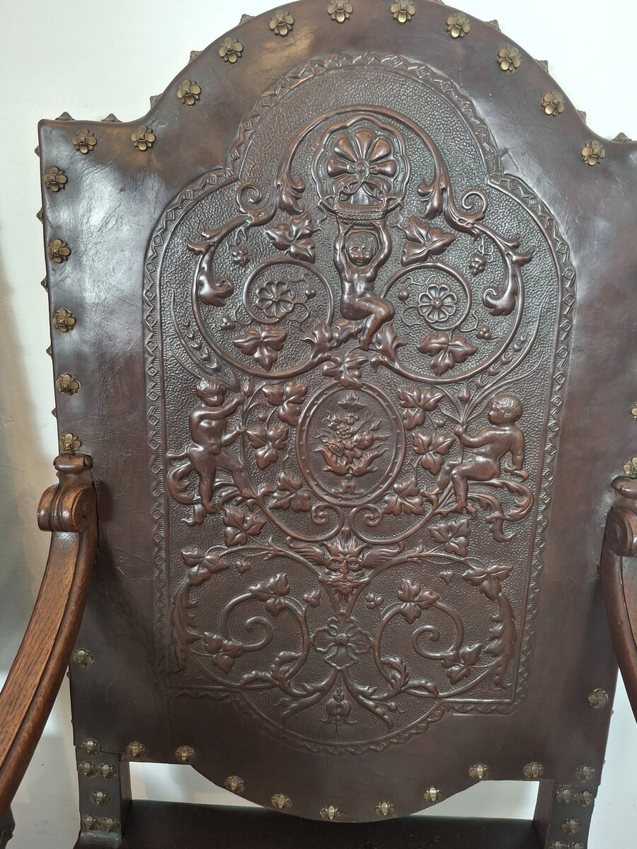 Set of 2 armchairs and 6 chairs in Renaissance style