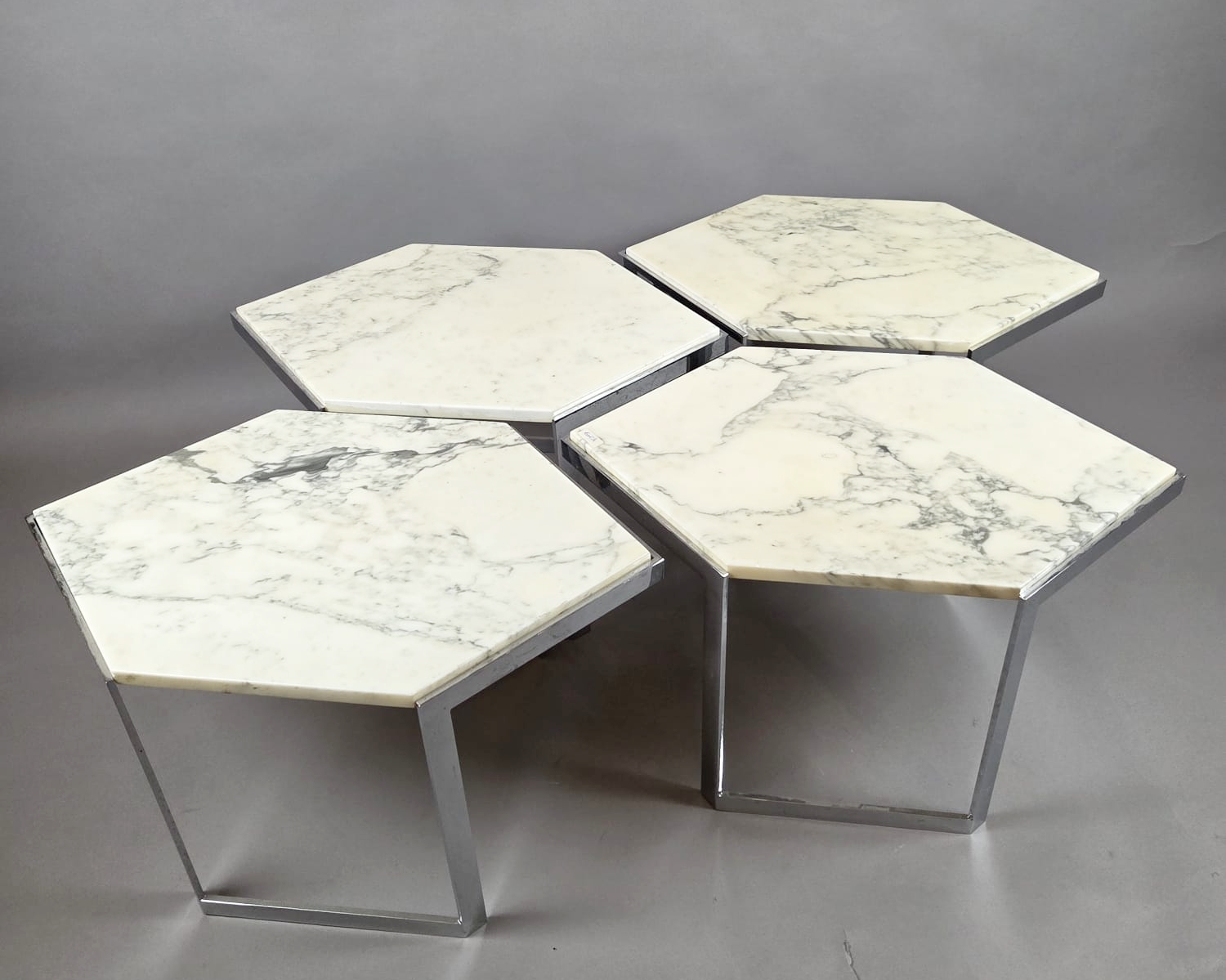 Set of 4 coffee tables made of chrome-plated steel with marble tops, circa 1970