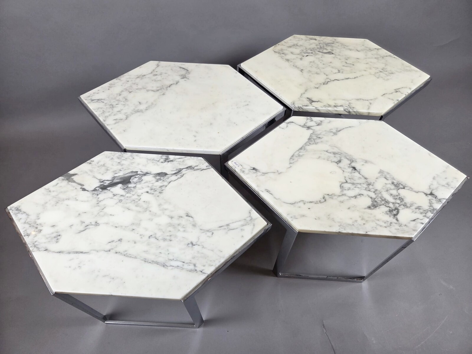 Set of 4 coffee tables made of chrome-plated steel with marble tops, circa 1970
