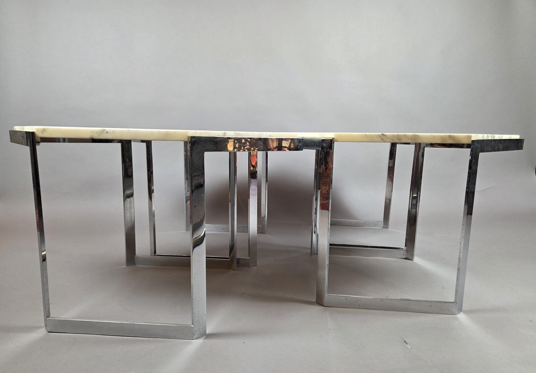 Set of 4 coffee tables made of chrome-plated steel with marble tops, circa 1970
