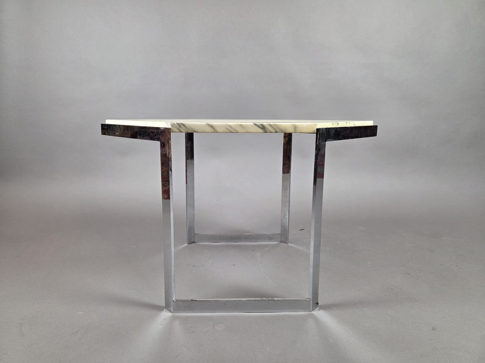 Set of 4 coffee tables made of chrome-plated steel with marble tops, circa 1970