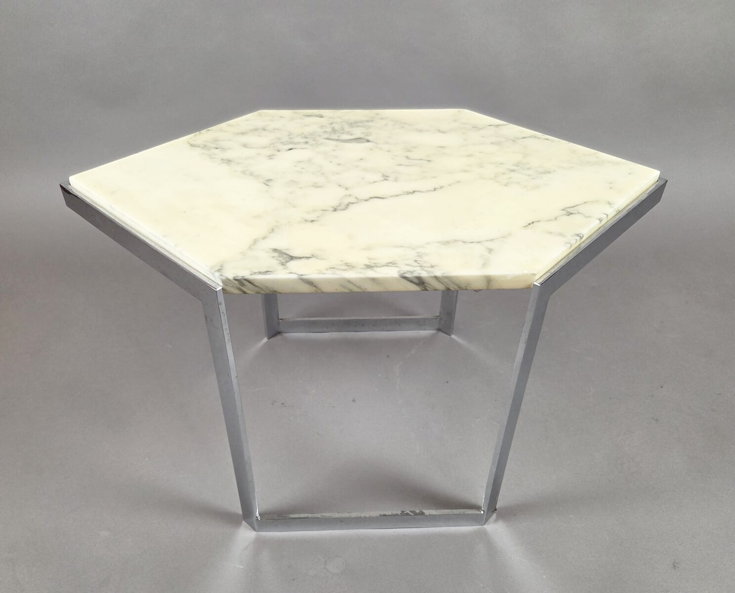 Set of 4 coffee tables made of chrome-plated steel with marble tops, circa 1970