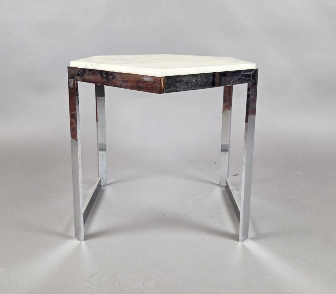 Set of 4 coffee tables made of chrome-plated steel with marble tops, circa 1970