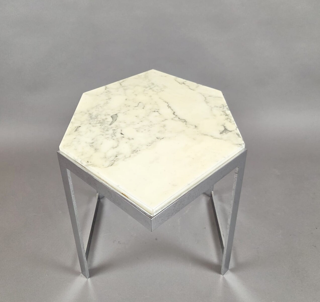 Set of 4 coffee tables made of chrome-plated steel with marble tops, circa 1970