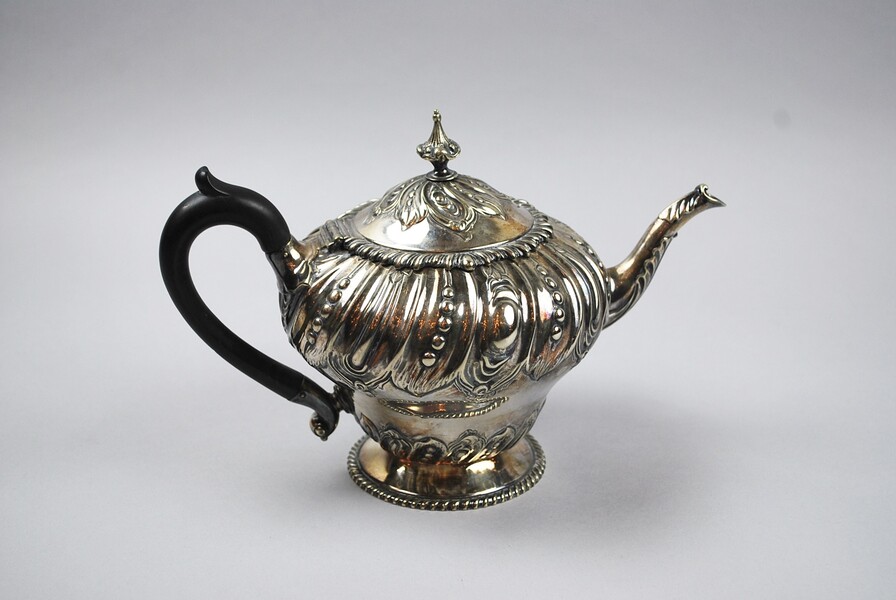 Silver teapot. Weight 654g