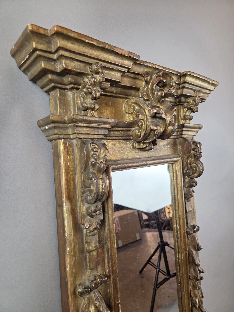 Small gilded wooden mirror between two mirrors, 18th century