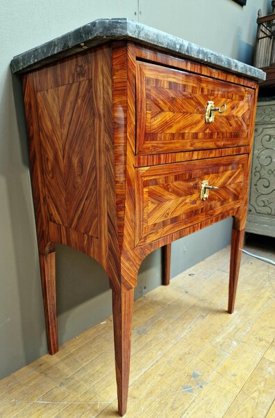 Small light chest of drawers in rose veneer with frieze decoration. 4 tapered legs topped with an original Saint Anne gray marble. Stamp Louis Noël Malle (1734 - 1782) 