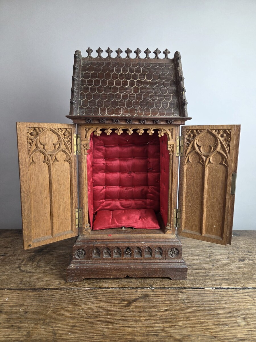 Small Neo-Gothic style niche in finely carved oak, 19th