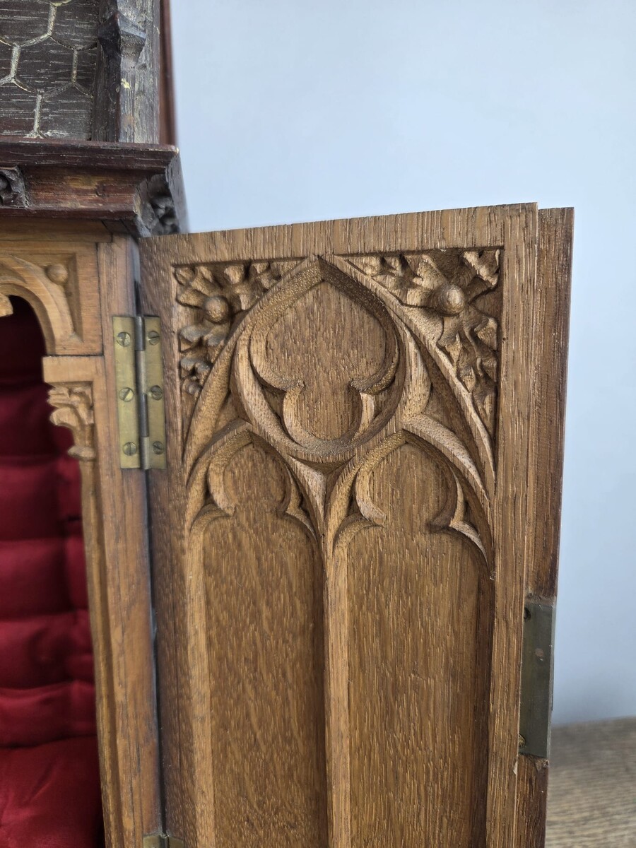 Small Neo-Gothic style niche in finely carved oak, 19th