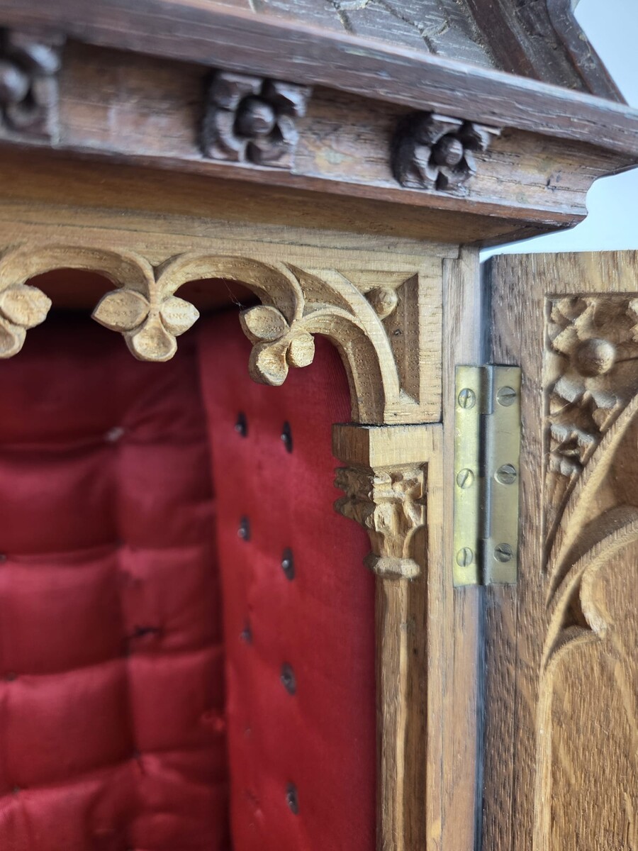 Small Neo-Gothic style niche in finely carved oak, 19th