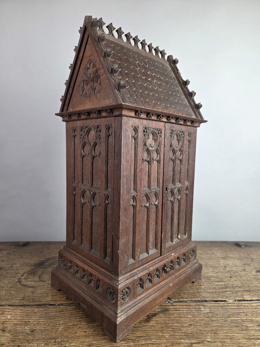 Small Neo-Gothic style niche in finely carved oak, 19th