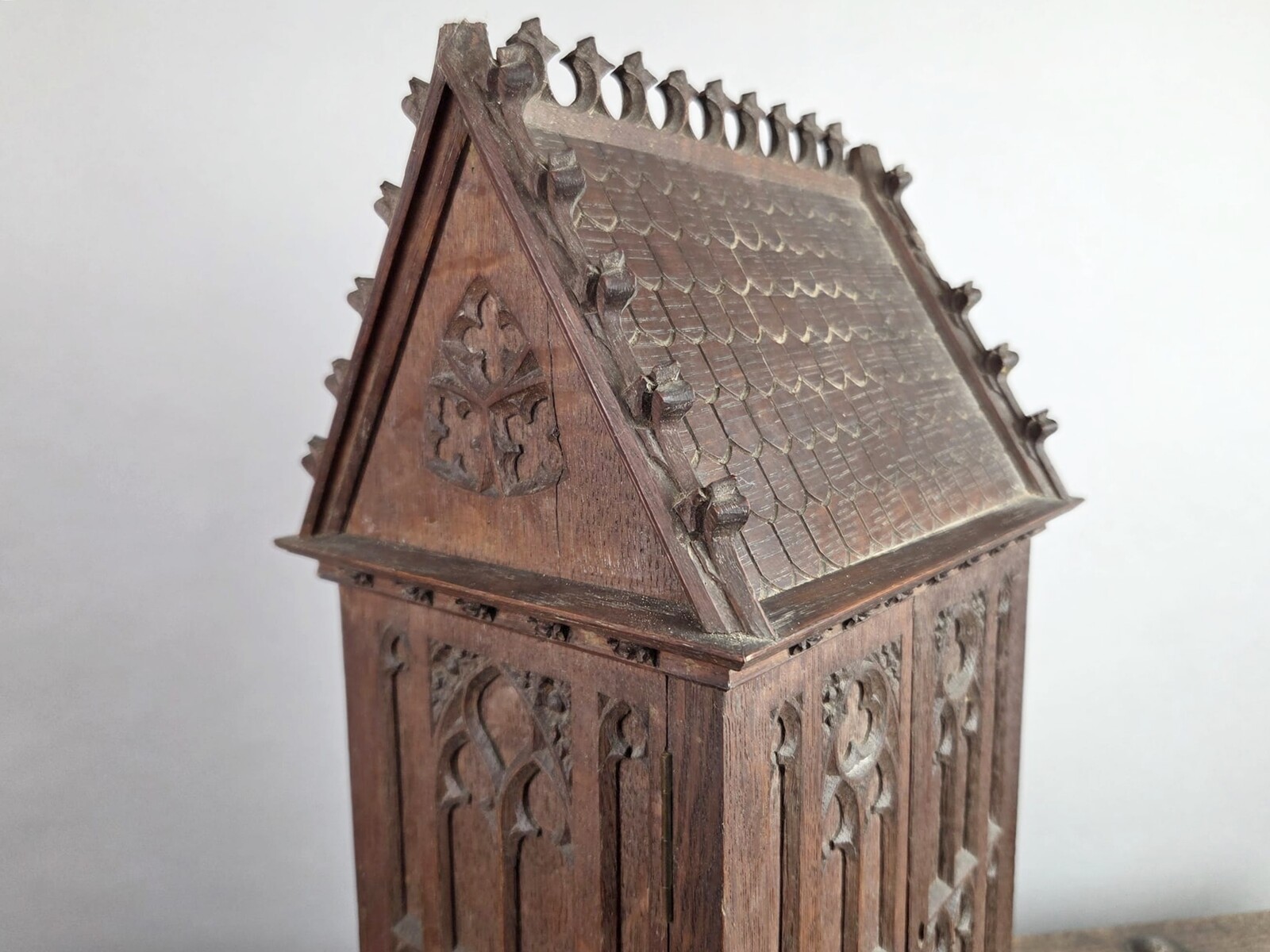 Small Neo-Gothic style niche in finely carved oak, 19th