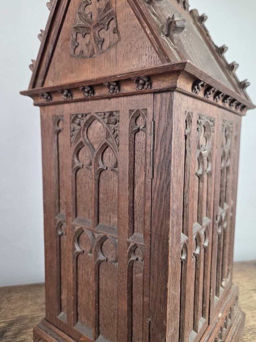 Small Neo-Gothic style niche in finely carved oak, 19th
