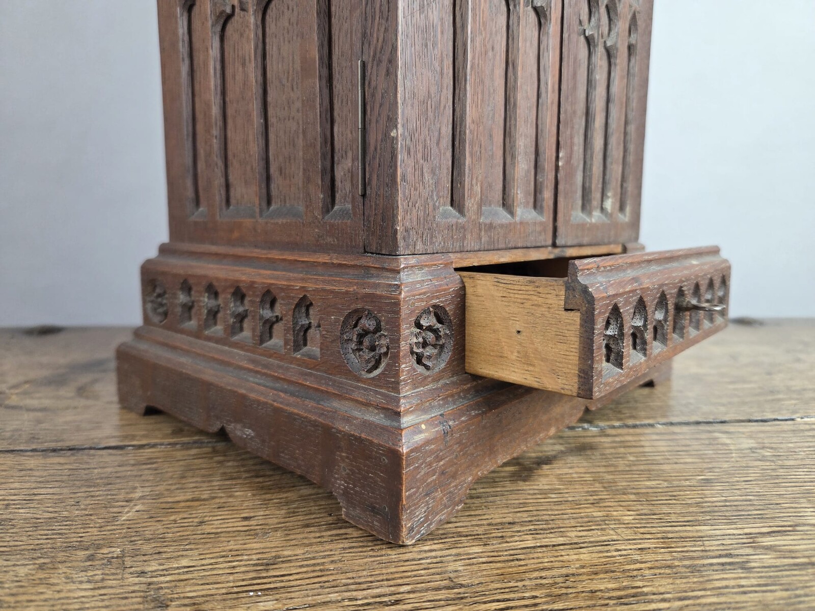 Small Neo-Gothic style niche in finely carved oak, 19th