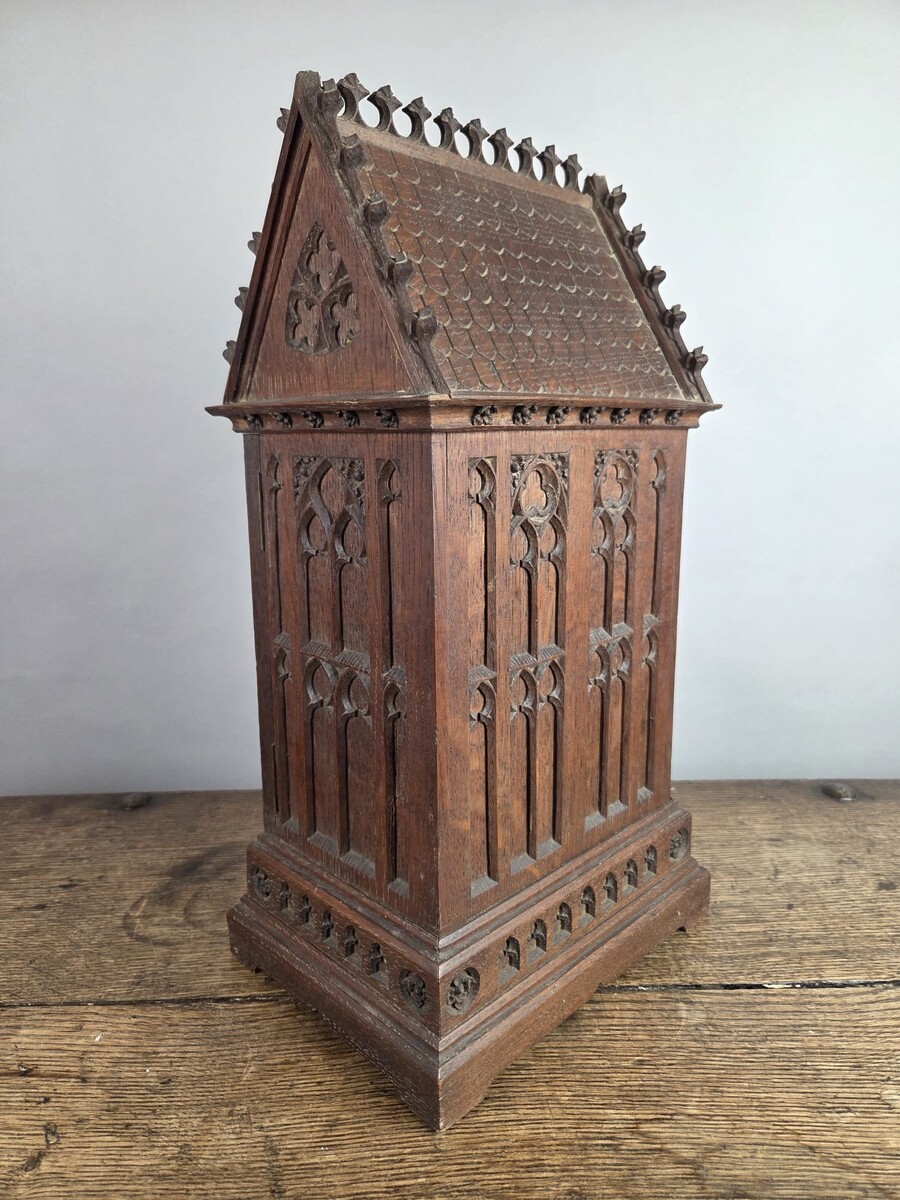 Small Neo-Gothic style niche in finely carved oak, 19th