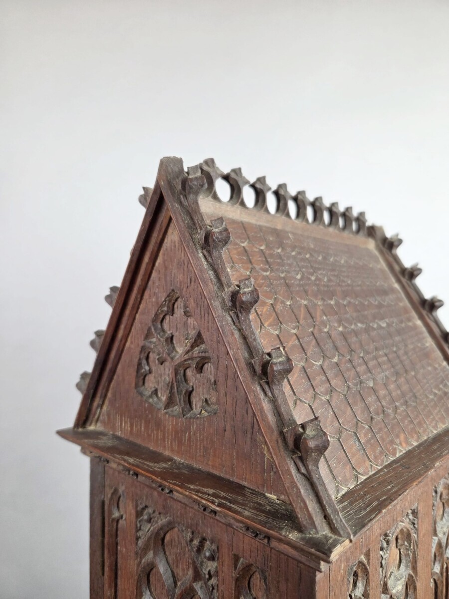 Small Neo-Gothic style niche in finely carved oak, 19th