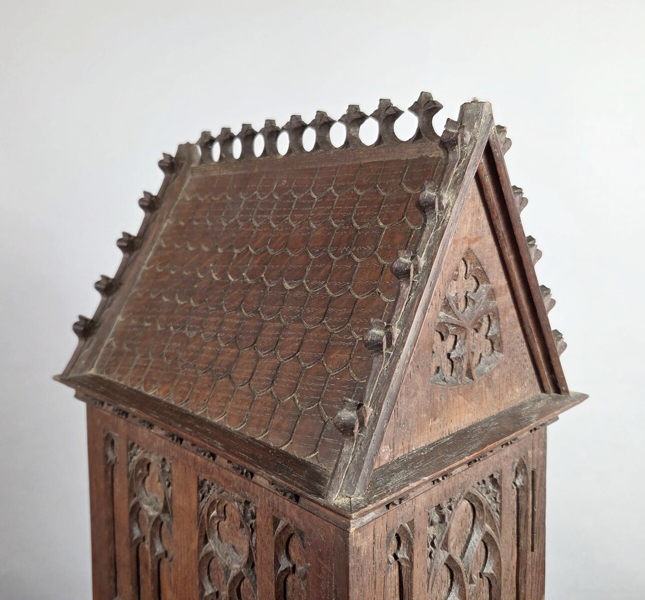 Small Neo-Gothic style niche in finely carved oak, 19th