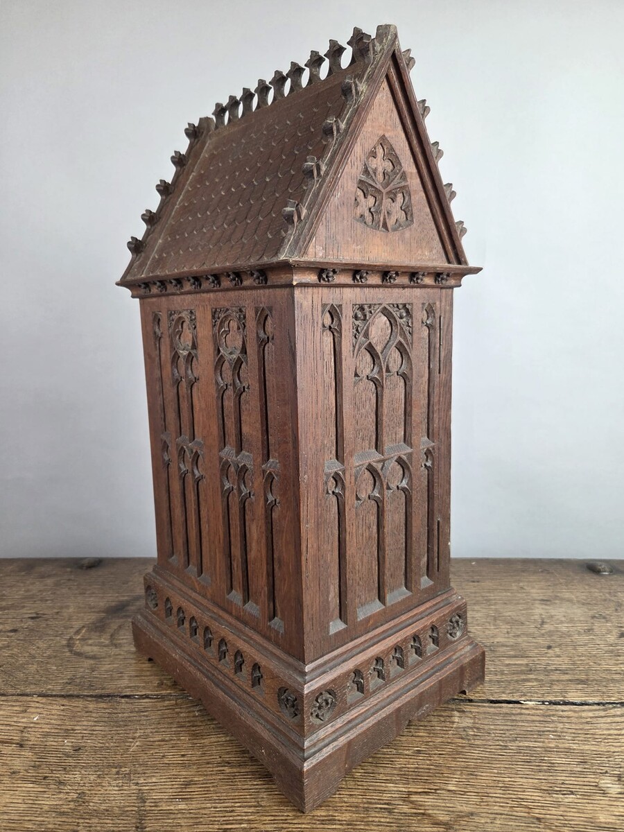 Small Neo-Gothic style niche in finely carved oak, 19th