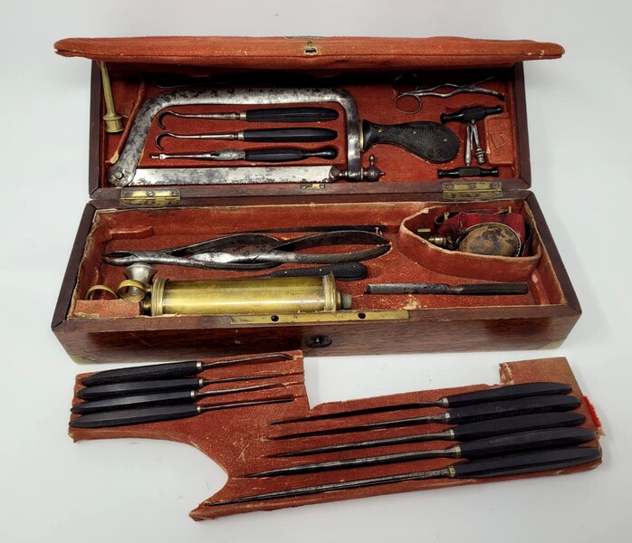 Surgeon's box with its various instruments - 3 compartments