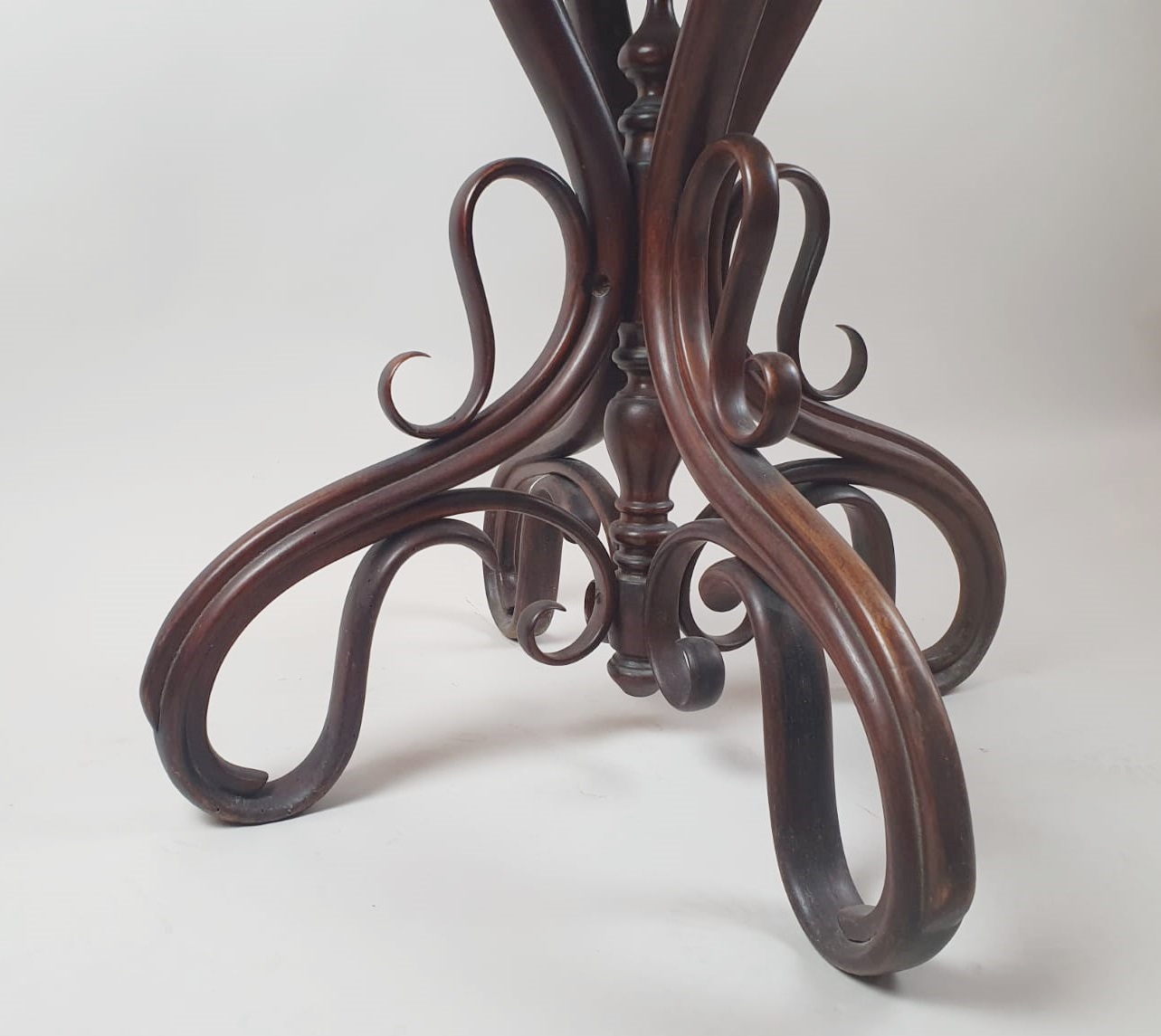 Thonet pedestal table in curved and stained beech, circa 1920