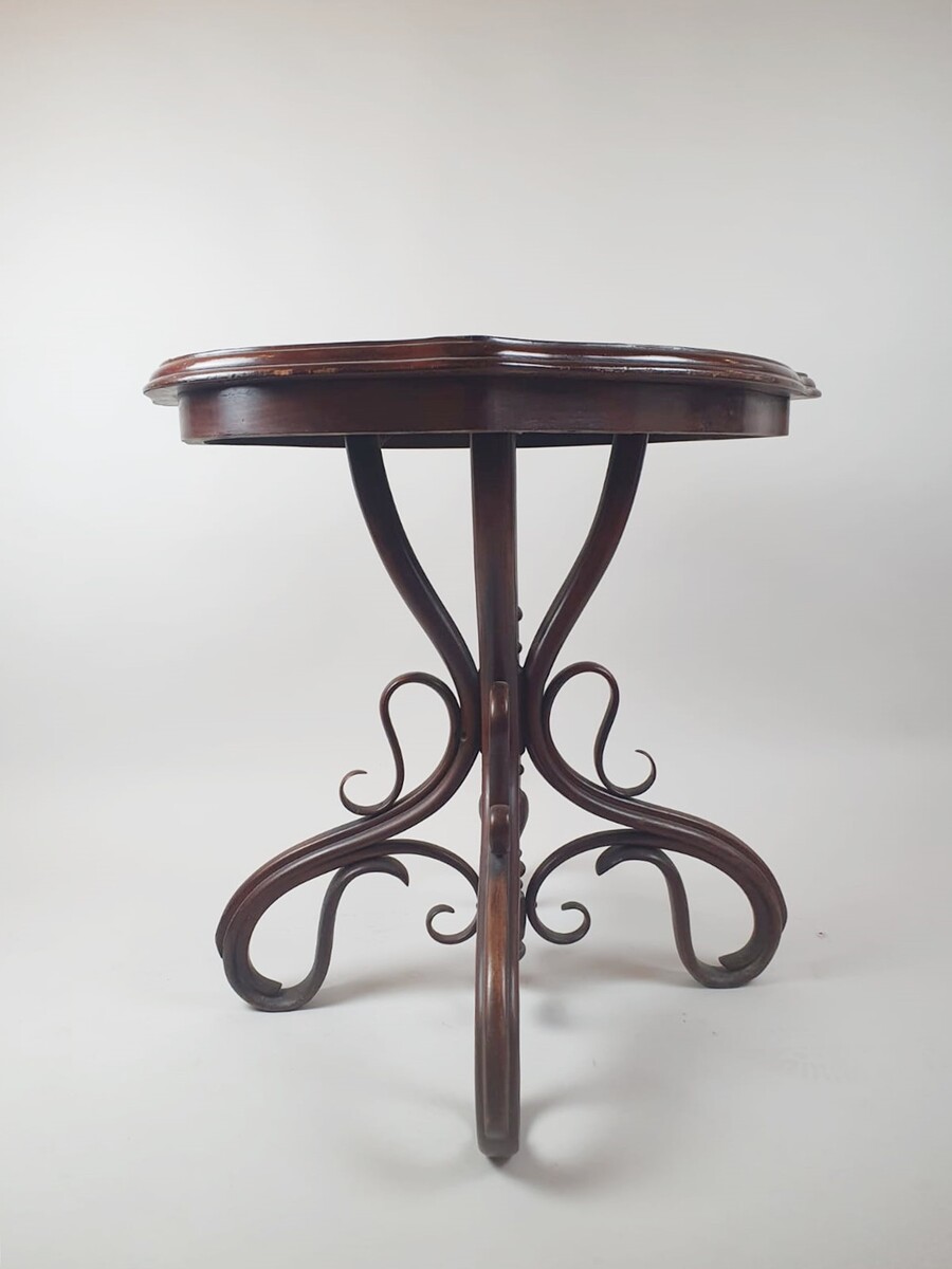 Thonet pedestal table in curved and stained beech, circa 1920