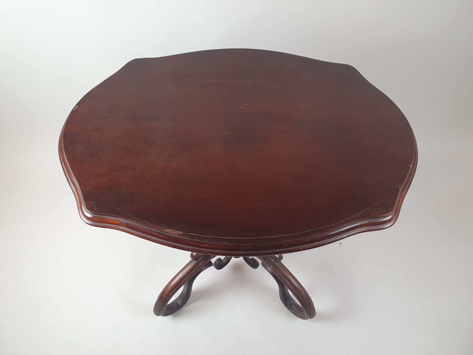 Thonet pedestal table in curved and stained beech, circa 1920