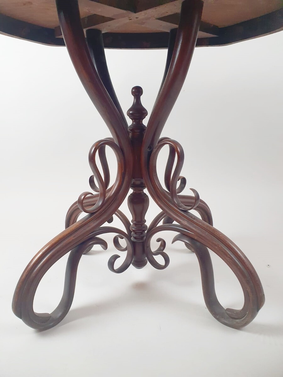 Thonet pedestal table in curved and stained beech, circa 1920