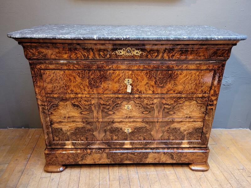 Very nice chest of drawers in burr walnut - Newly repolished - 5 rows of drawers