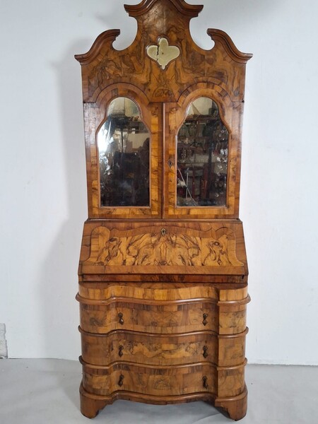 Walnut burl writing desk, Italy, late 18th century