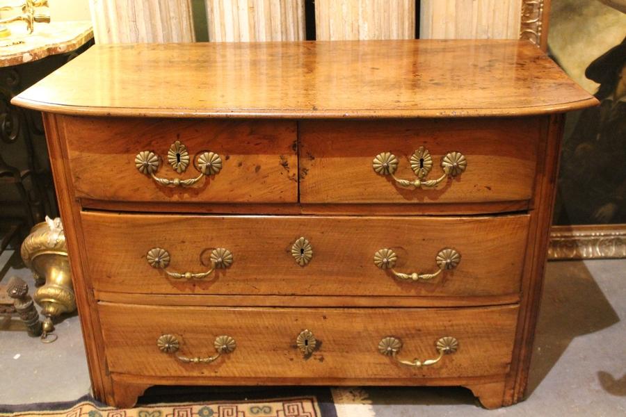 Walnut chest of drawers 18c.